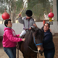 Clase de Equinoterapia, niño tocando la campana